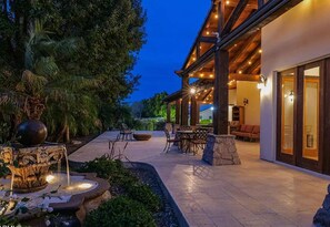 Outdoor dining - Beautiful oasis with pool, pickleball courts, putting green, 13’ theatre screen (Gilbert)