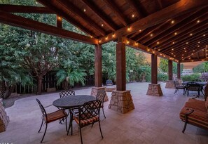 Outdoor dining - Beautiful oasis with pool, pickleball courts, putting green, 13 ’ theatre screen (Gilbert)