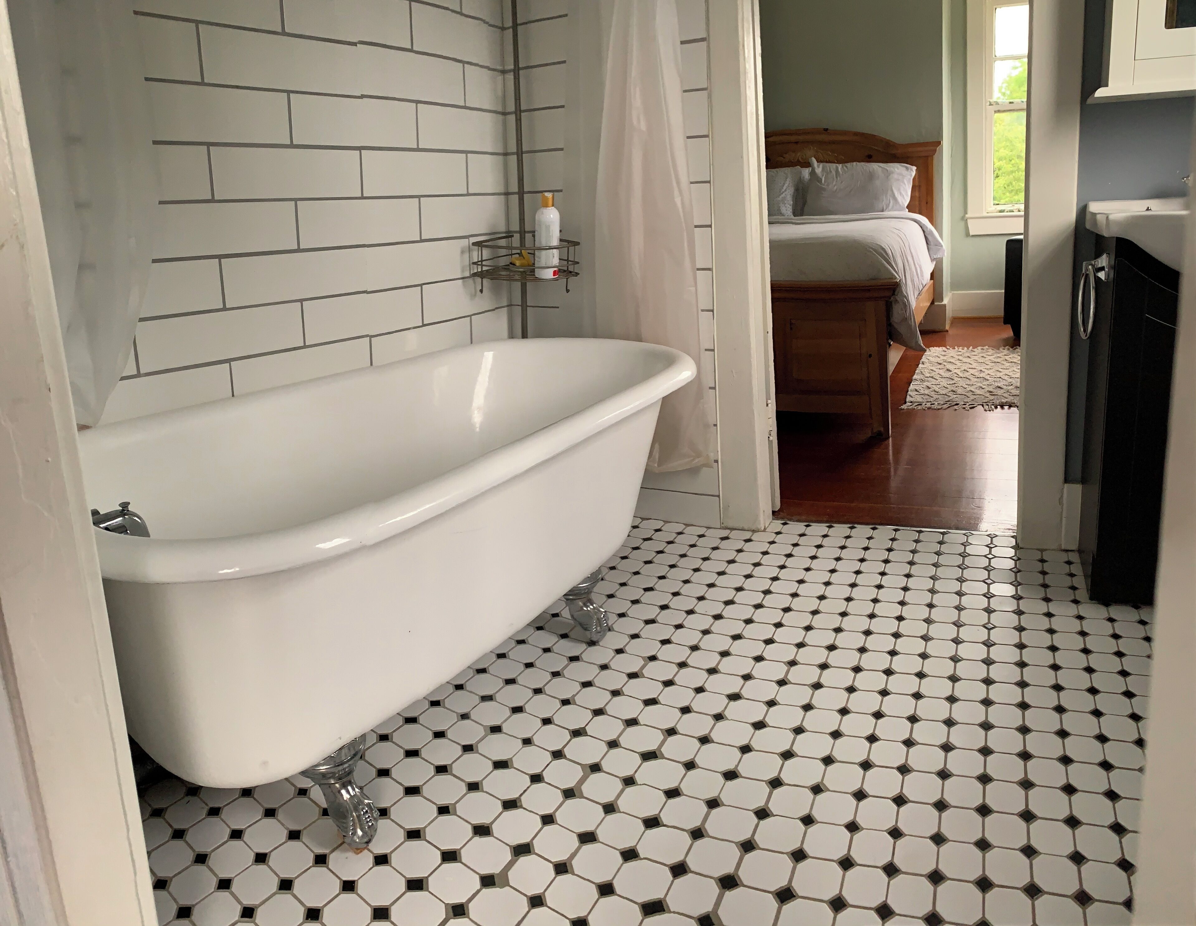 Hiustenkuivaaja, pyyhkeet, saippua, vessapaperi