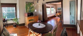 Heritage Apartment w City and Mountain Views