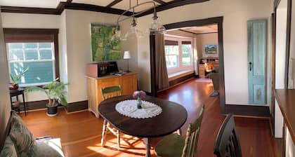 Heritage Apartment w City and Mountain Views
