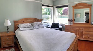 2 bedrooms, desk, iron/ironing board, travel cot
