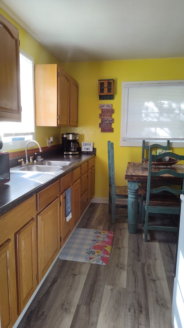 Private kitchen - Charming 3-bedroom house in Licking, MO (Licking)