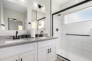 Dusj, hårføner og håndklær