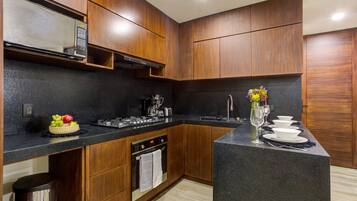 Fridge, microwave, oven, coffee/tea maker