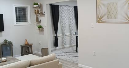 Cozy 2-bedroom apartment with AC, WiFi in charming Detroit