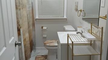 Sèche-cheveux, savon, papier toilette