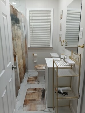 Haartrockner, Seife, Toilettenpapier