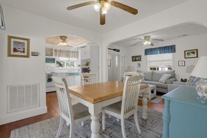 Dining - Egret's Walk - Charming Cottage on North Main! (Chincoteague Island)