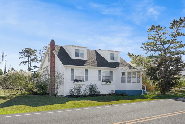 Exterior - Egret's Walk - Charming Cottage on North Main! (Chincoteague Island)
