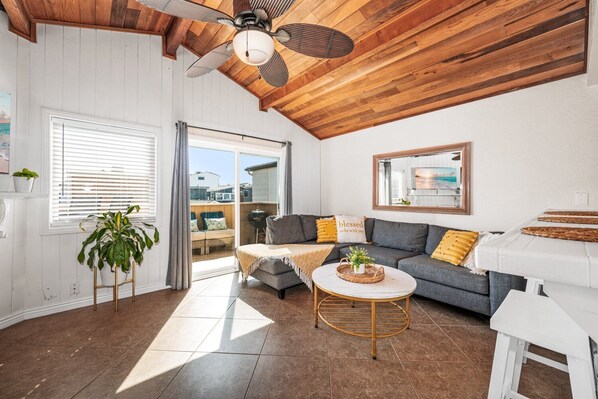 Televisión y chimenea 