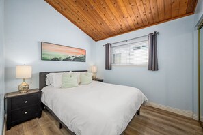 3 habitaciones, tabla de planchar con plancha y cuna de viaje 