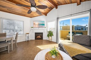 Televisión y chimenea 