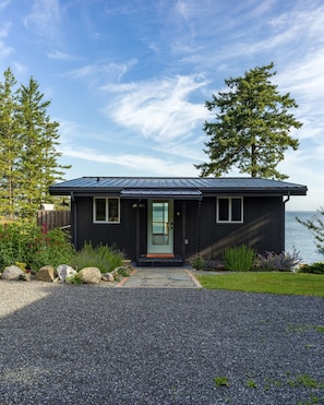 Exterior - Romantic Oceanfront Getaway/Hot tub/Chef Kitchen (Eastsound)