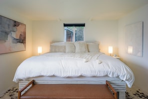 1 bedroom, iron/ironing board, travel cot, free WiFi - Romantic Oceanfront Getaway/Hot tub/Chef Kitchen (Eastsound)
