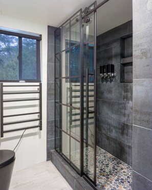 Shower, hair dryer, towels - Romantic Oceanfront Getaway/Hot tub/Chef Kitchen (Eastsound)