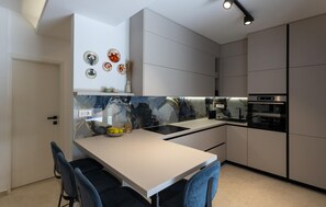 Réfrigérateur, four, plaque de cuisson, lave-vaisselle