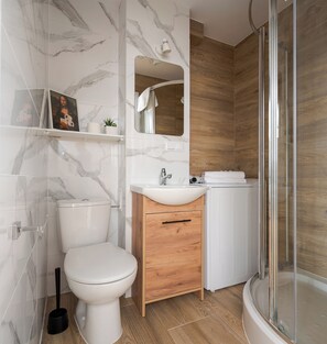 Shower, hair dryer, towels - Wola Smocza Pleasant Studio (Warszawa)