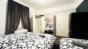 2 bedrooms, desk, iron/ironing board, free WiFi - Ground Floor Entire Holiday Apartment - Self Check in/out - Perfect for 6 Guests (Crossgates)