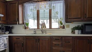 Refrigerador, microondas, horno y cafetera y tetera