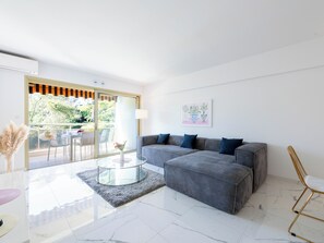 TV - Spacious 2-Br Apartment in a Residence with Pool (Cannes)