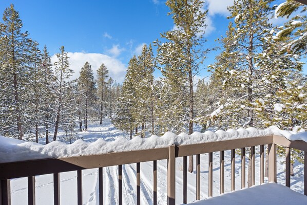 Property grounds - 8 Umpqua - Golf Course Views, Private Hot Tub, AC, Ping Pong (Bend)