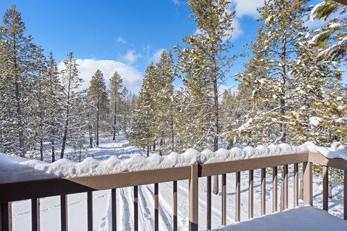 8 Umpqua - Golf Course Views, Private Hot Tub, AC, Ping Pong