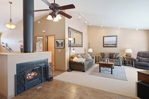 Smart TV, fireplace, DVD player - 8 Umpqua - Golf Course Views, Private Hot Tub, AC, Ping Pong (Bend)