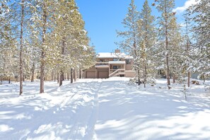 Exterior - 8 Umpqua - Golf Course Views, Private Hot Tub, AC, Ping Pong (Bend)