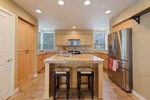 Fridge, microwave, oven, stovetop - Presidio Place - Relaxing Retreat, Hot Tub, Views, AC (Redmond)