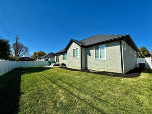 Exterior - Charming 4-bedroom 4-bathroom! New! Location! (Orem)