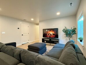 Smart TV - Charming 4-bedroom 4-bathroom! New! Location! (Orem)