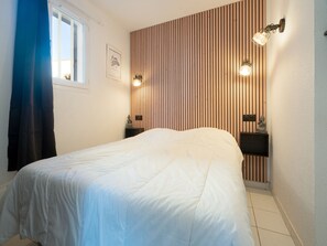 1 habitación y tabla de planchar con plancha 