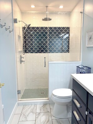Douche, serviettes fournies, papier toilette