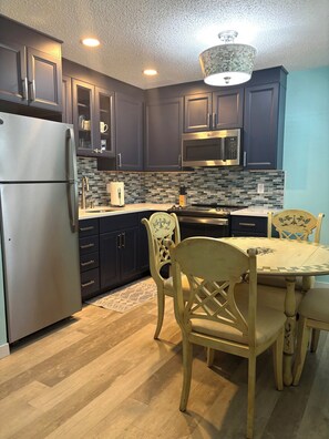 冷蔵庫、電子レンジ、オーブン、コンロ