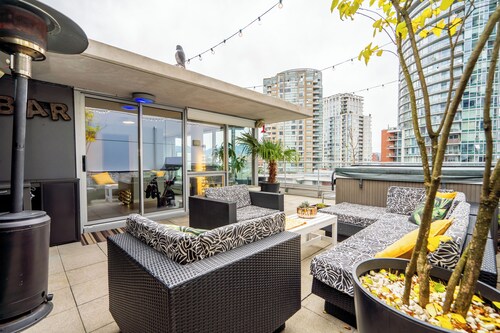 2 Level Downtown Penthouse w Private Roofdeck steps from Rogers Arena