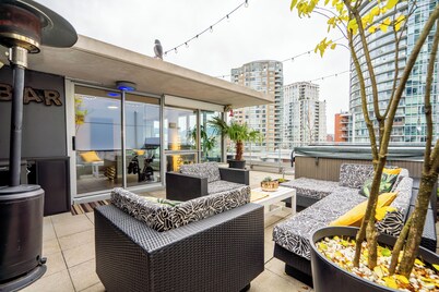 2 Level Downtown Penthouse w Private Roofdeck steps from Rogers Arena
