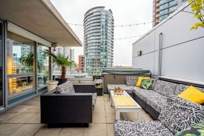 Property grounds - 2 Level Downtown Penthouse w Private Roofdeck steps from Rogers Arena (Vancouver)