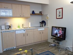 Frigorifero, microonde, piano cottura, lavastoviglie