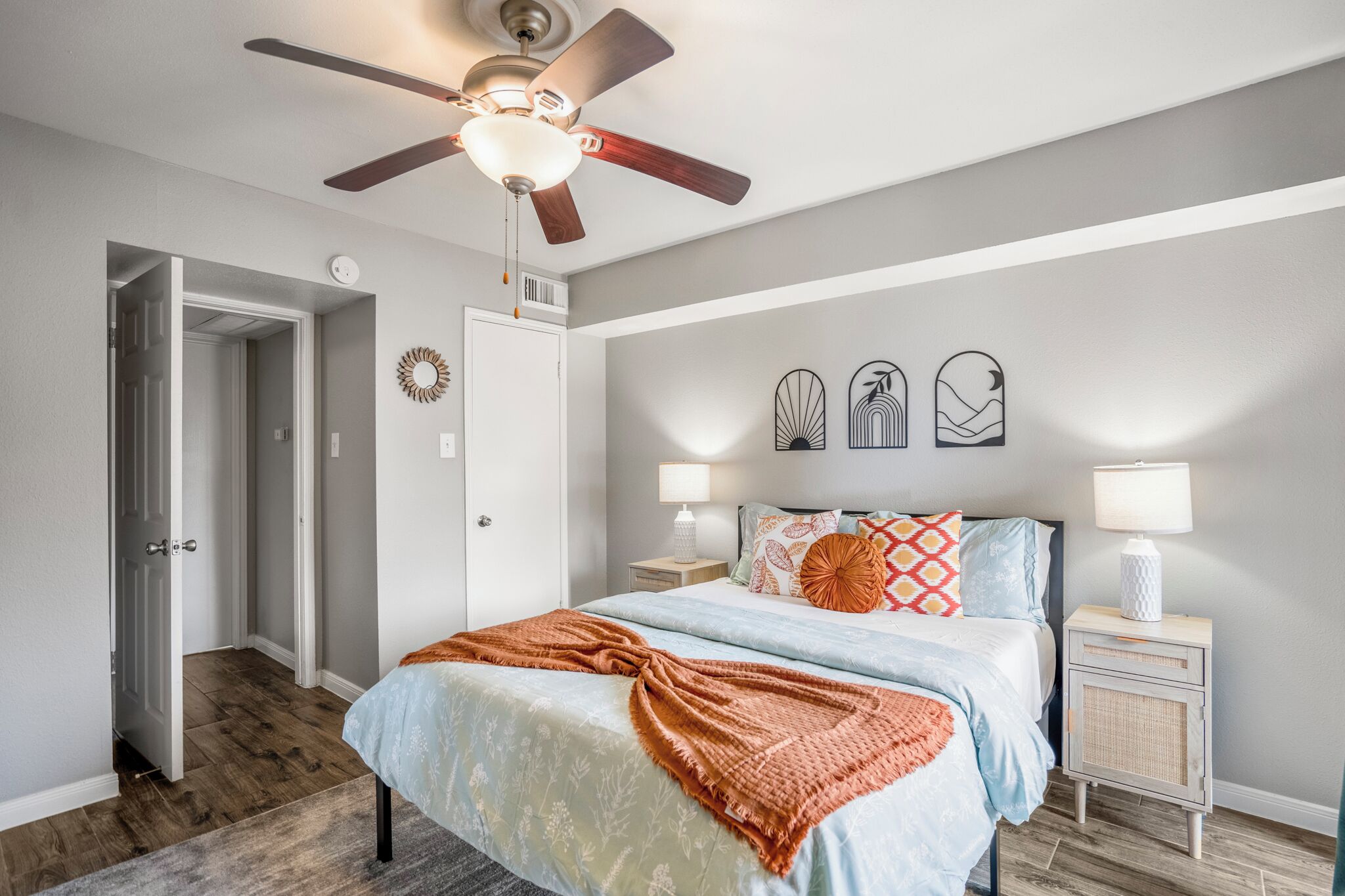 1 habitación, tabla de planchar con plancha, wifi y ropa de cama 