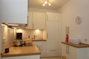 Een koelkast, een microgolfoven, een oven, een kookplaat