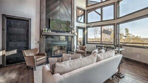 Een smart-tv, een open haard, videogames en een tafeltennistafel