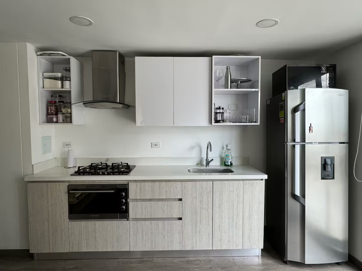 Réfrigérateur, four à micro-ondes, un four, surface de cuisson