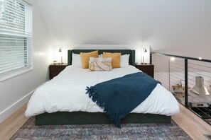 3 habitaciones, escritorio y tabla de planchar con plancha 