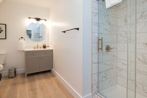 Shower, hair dryer, towels - Game Room Cabin · Hot Tub · Sleeps 6 · Dogs OK (Laurelville)