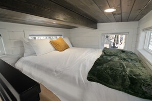 1 bedroom, iron/ironing board, free WiFi, bed sheets - Cozy Retreat | Hot Tub · Fire Pit · Tiny Home (Laurelville)