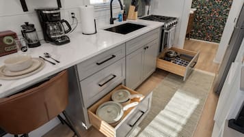 KylskÄp, mikrovÄgsugn, ugn och spishÀll