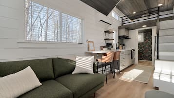 Smart-tv, bordsfotboll och en stereo