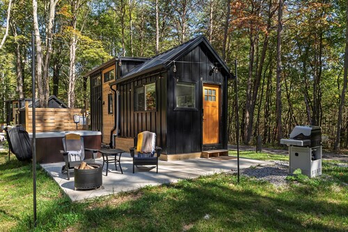 Tiny Home · Hot Tub · Fire Pit · Cozy Retreat