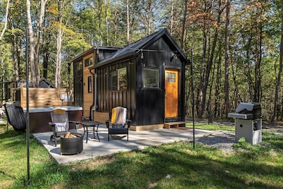 Cozy Tiny Home · Hot Tub · Fire Pit · For Two